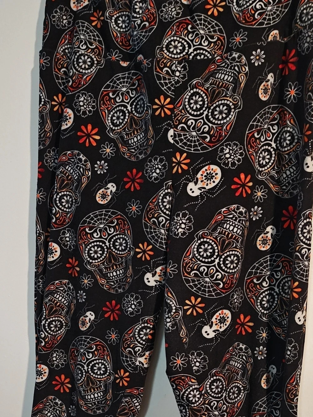 Terra & Sky Paisley Skull Print Leggings in Black & Orange Size XL (14W)